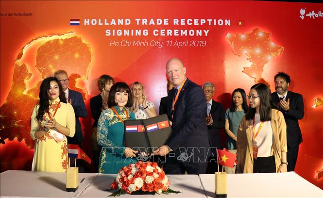 Trong ảnh: Bà Cora Van Nieuwenhuizen, Bộ trưởng Bộ Cơ sở hạ tầng và Quản lý nước Hà Lan chứng kiến lễ ký thỏa thuận hợp tác giữa các đối tác Việt Nam và Hà Lan (11/4/2019). Ảnh: Xuân Khu-TTXVN.