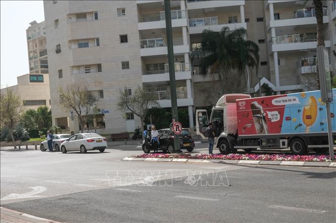 Trong ảnh: Người dân Israel ra khỏi xe đứng mặc niệm trên đường khi còi vang lên. Ảnh: Quang Minh - PV TTXVN tại Israel.