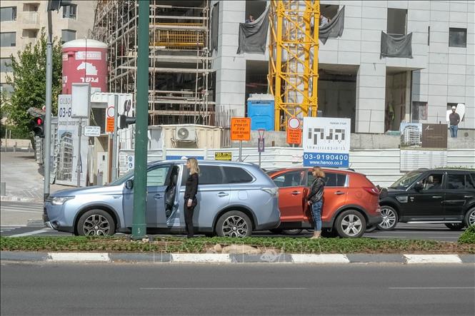 Trong ảnh: Người dân Israel ra khỏi xe đứng mặc niệm trên đường khi còi vang lên. Ảnh: Quang Minh - PV TTXVN tại Israel.