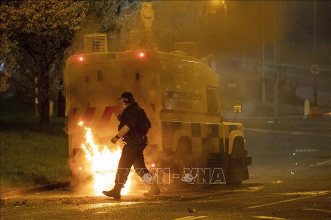 Trong ảnh: Cảnh sát được triển khai tại hiện trường diễn ra vụ bạo lực ở Belfast, Bắc Ireland ngày 3/4/2021. Ảnh: AFP/TTXVN