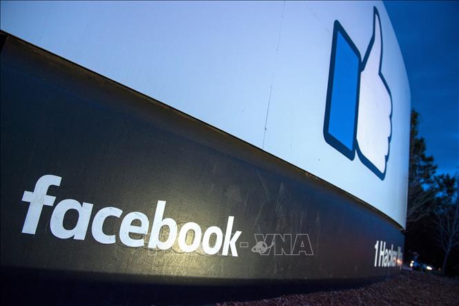 Trong ảnh: Biểu tượng Facebook tại trụ sở ở Menlo Park, California, Mỹ. Ảnh: AFP/ TTXVN