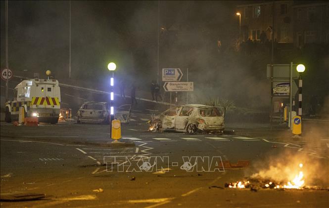 Trong ảnh: Một phương tiện bị thiêu rụi tại hiện trường diễn ra vụ bạo lực ở Belfast, Bắc Ireland ngày 3/4/2021. Ảnh: AFP/TTXVN