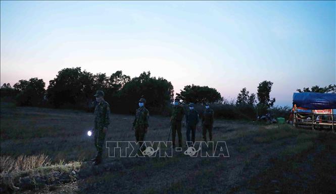 Trong ảnh: Lực lượng chức năng triển khai tuần tra theo kế hoạch ở khu vực biên giới Tây Nam. Ảnh: Vũ Sinh - TTXVN