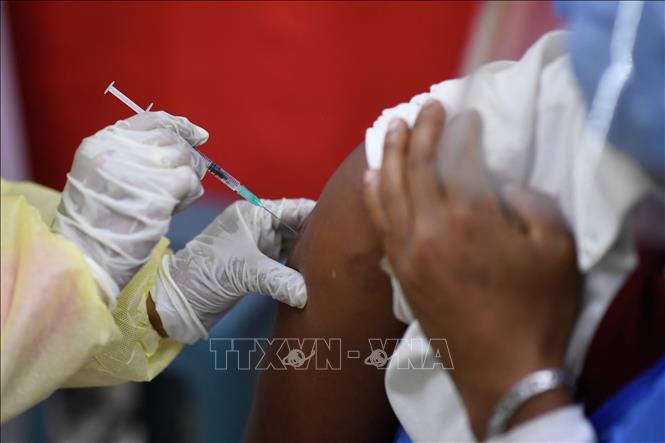 Trong ảnh: Nhân viên y tế được tiêm vaccine ngừa COVID-19 tại bệnh viện ở Caracas, Venezuela, ngày 19/2/2021. Ảnh: AFP/ TTXVN