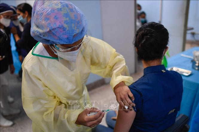 Trong ảnh: Tiêm vaccine ngừa COVID-19 cho nhân viên y tế tại bệnh viện ở Caracas, Venezuela, ngày 19/2/2021. Ảnh: AFP/ TTXVN