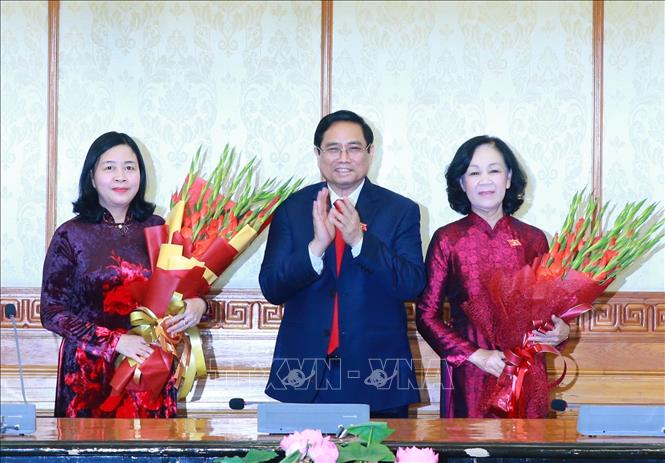 Trong ảnh: Thủ tướng Phạm Minh Chính tặng hoa chúc mừng đồng chí Trương Thị Mai và đồng chí Bùi Thị Minh Hoài. Ảnh: Phương Hoa - TTXVN