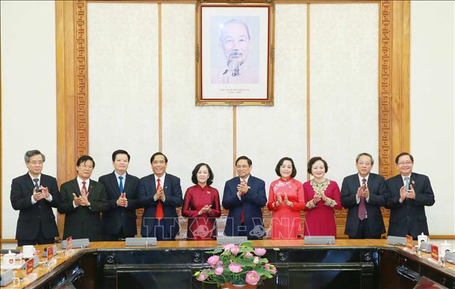 Trong ảnh: Thủ tướng Phạm Minh Chính, đồng chí Trương Thị Mai với các đồng chí lãnh đạo Ban Tổ chức Trung ương. Ảnh: Phương Hoa - TTXVN