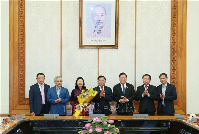 Trong ảnh: Các đồng chí lãnh đạo Uỷ ban Kiểm tra Trung ương chúc mừng đồng chí Bùi Thị Minh Hoài. Ảnh: Phương Hoa - TTXVN