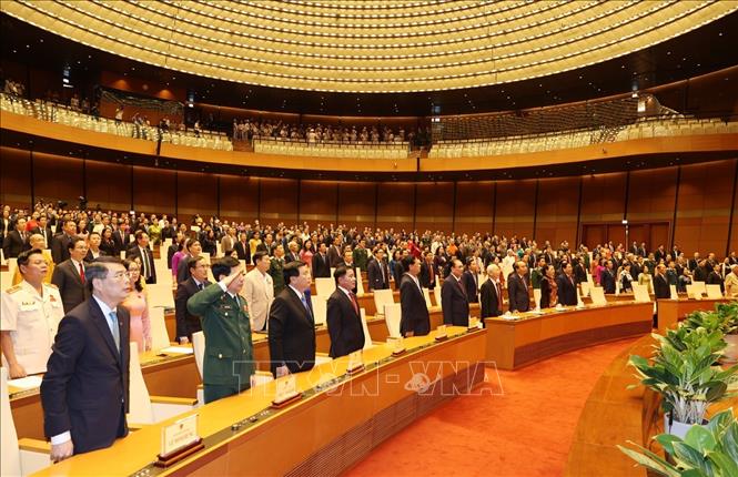 Trong ảnh : Các đồng chí lãnh đạo và nguyên lãnh đạo Đảng và Nhà nước cùng các đại biểu Quốc hội thực hiện nghi lễ chào cờ bế mạc Kỳ họp thứ 11, Quốc hội khoá XIV. Ảnh : Trí Dũng  - TTXVN