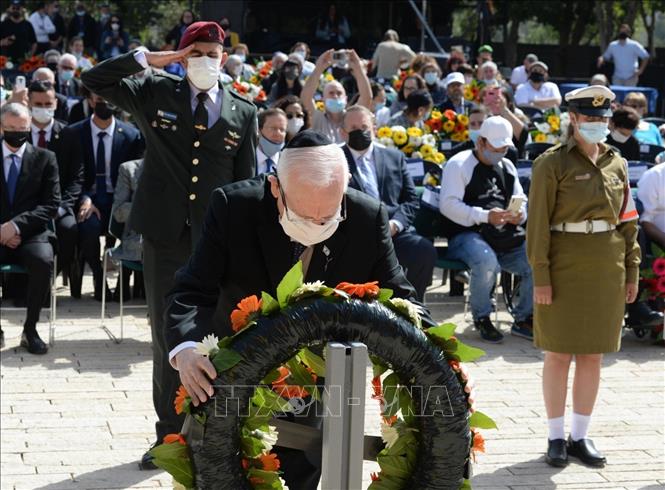 Trong ảnh: Tổng thống Israel Reuven Rivlin đặt vòng hoa tưởng niệm các nạn nhân tại Yad Vashem, trung tâm tưởng niệm nạn nhân Do Thái tại Jerusalem. Ảnh: TTXVN phát