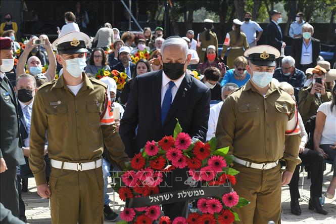 Trong ảnh: Thủ tướng Israel Benjamin Netanyahu đặt vòng hoa tại Yad Vashem, trung tâm tưởng niệm nạn nhân Do Thái tại Jerusalem. Ảnh: TTXVN phát