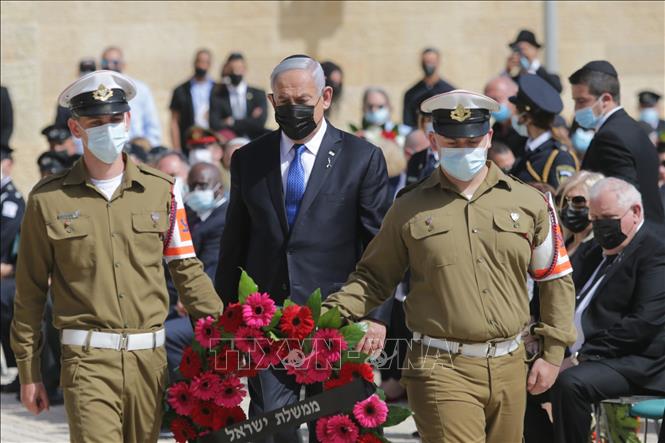 Trong ảnh: Thủ tướng Israel Benjamin Netanyahu (giữa) đặt hoa tưởng niệm các nạn nhân trong thảm họa diệt chủng Do Thái ở Yad Vashem, Jerusalem ngày 8/4/2021. Ảnh: THX/TTXVN