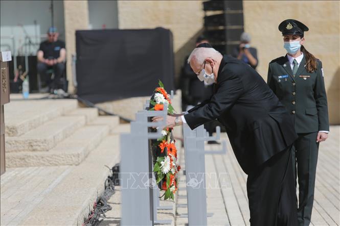 Trong ảnh: Tổng thống Israel Reuven Rivlin (trái) đặt hoa tưởng niệm các nạn nhân trong thảm họa diệt chủng Do Thái ở Yad Vashem, Jerusalem ngày 8/4/2021. Ảnh: THX/TTXVN