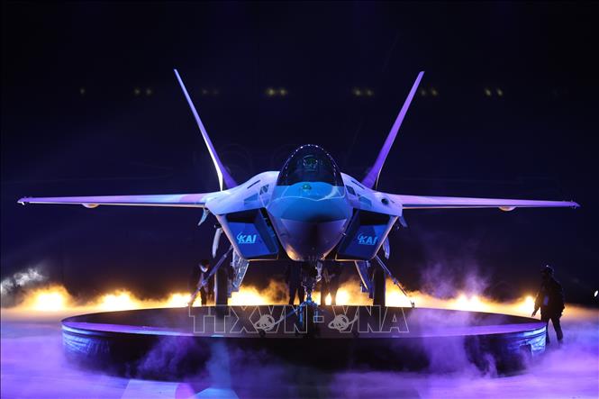 Trong ảnh: Mẫu máy bay chiến đấu KF-21 Boramae được giới thiệu tại nhà máy của Tập đoàn Công nghiệp hàng không vũ trụ Hàn Quốc ở thành phố Sacheon, tỉnh Nam Gyeongsang, Hàn Quốc ngày 9/4/2021. Ảnh: Yonhap/TTXVN