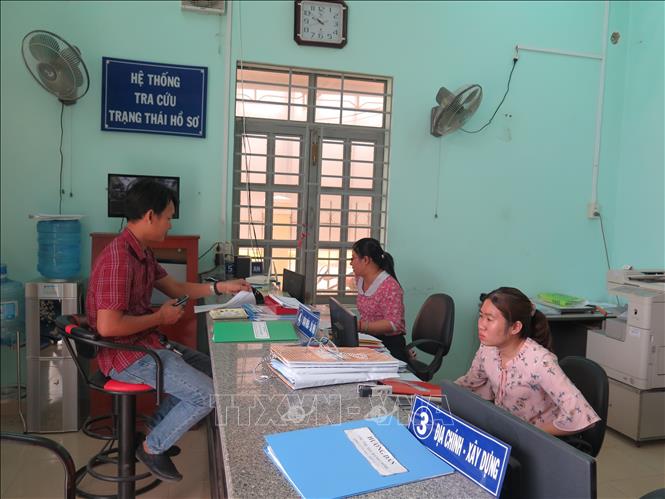 Trong ảnh: Bộ phận một cửa xã Bình Lộc tiếp nhận hồ sơ của người dân đáp ứng tiêu chí 19 - Hệ thống tổ chức chính trị xã hội vững mạnh. Ảnh: Phan Sáu - TTXVN