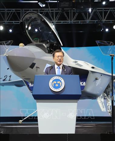 Trong ảnh: Tổng thống Hàn Quốc Moon Jae-in phát biểu tại lễ ra mắt máy bay chiến đấu KF-21 Boramae tại nhà máy của Tập đoàn Công nghiệp hàng không vũ trụ Hàn Quốc ở thành phố Sacheon, tỉnh Nam Gyeongsang, ngày 9/4/2021. Ảnh: Yonhap/TTXVN