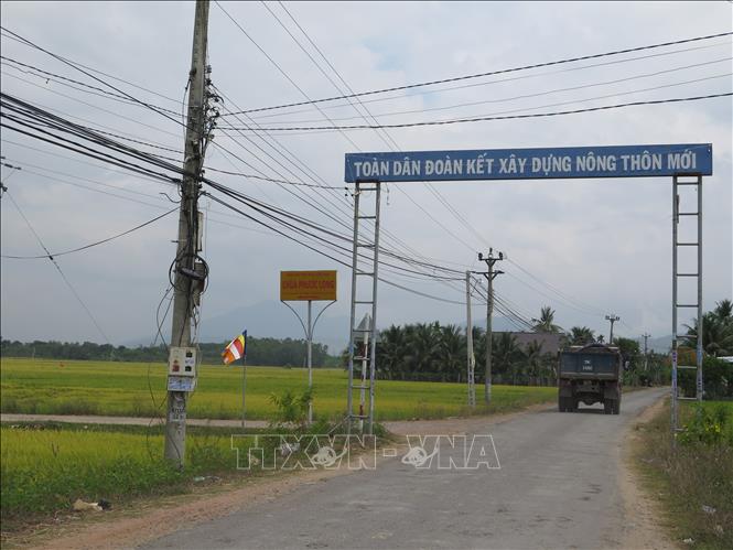 Trong ảnh: Đường liên thông các xã của Bình Lộc được xây dựng, sửa chữa khang trang, sạch đẹp, đáp ứng tiêu chuẩn số 7 chương trình xây dựng nông thôn mới. Ảnh: Phan Sáu - TTXVN