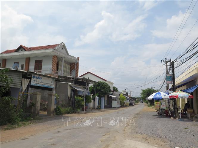 Trong ảnh: Đường liên thông các xã của Bình Lộc được xây dựng, sửa chữa khang trang, sạch đẹp, đáp ứng tiêu chuẩn số 7 chương trình xây dựng nông thôn mới. Ảnh: Phan Sáu - TTXVN