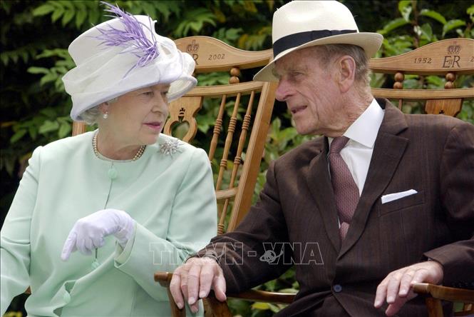 Trong ảnh (tư liệu): Nữ hoàng Anh Elizabeth II (trái) và Hoàng tế Philip dự một buổi hòa nhạc ở Suffolk, Anh, ngày 17/7/2002. Ảnh: AFP/ TTXVN