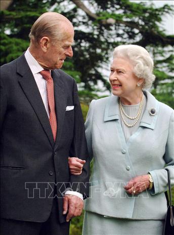 Trong ảnh (tư liệu): Nữ hoàng Anh Elizabeth II (phải) và Hoàng tế Philip tại Hampshire năm 2007. Ảnh: AFP/ TTXVN