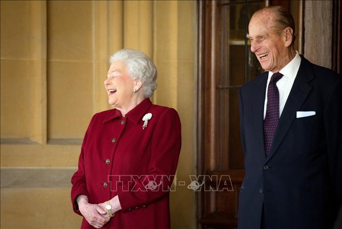 Trong ảnh (tư liệu): Nữ hoàng Anh Elizabeth II (trái) và Hoàng tế Philip tại Lâu đài Windsor, ngày 11/4/2014. Ảnh: AFP/ TTXVN