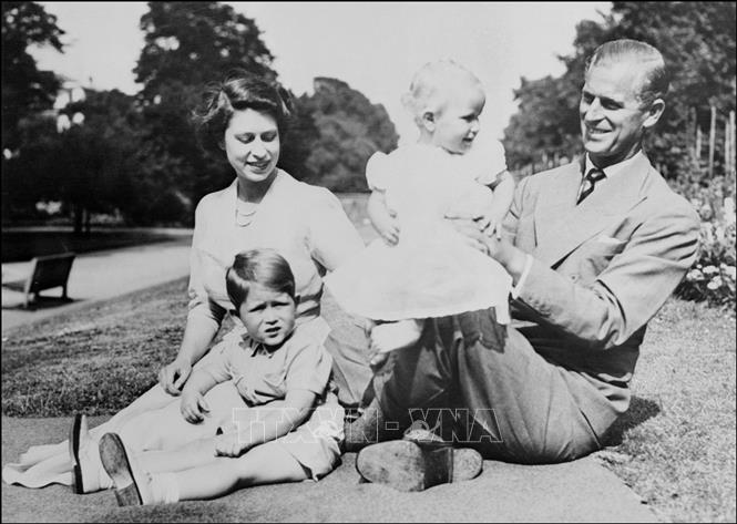 Trong ảnh (tư liệu): Nữ hoàng Anh Elizabeth II và Hoàng tế Philip cùng Thái tử Charles và Công chúa Anne. Ảnh: AFP/ TTXVN