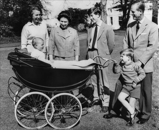 Trong ảnh (tư liệu, từ trái sang): Công chúa Anne, Nữ hoàng Anh Elizabeth II, Thái tử Charles, Hoàng tế Philip, Hoàng tử Andrew và Hoàng tử Edward (trong nôi), tại Windsor ngày 21/4/1965. Ảnh: AFP/ TTXVN