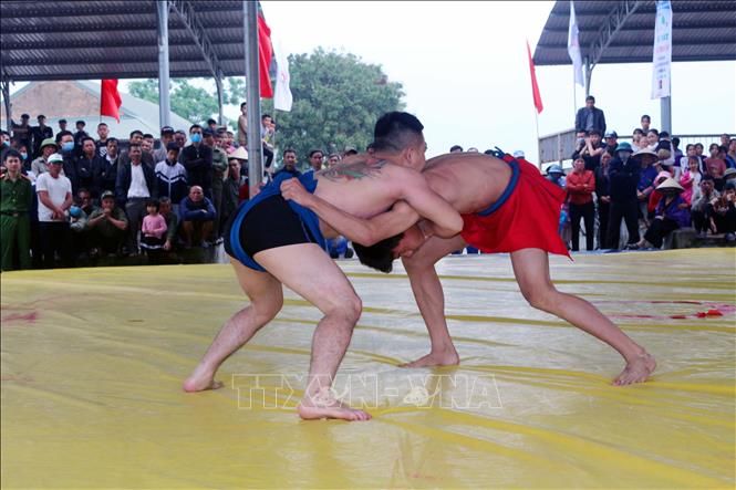 Võ sinh tranh tài ở nội dung vật dân tộc, hạng cân dưới 60 kg.  Ảnh: Đại Nghĩa - TTXVN