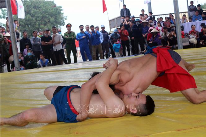 Võ sinh đai đỏ chiến thắng tuyệt đối với đòn đè vai xuống sàn ở nội dung vật dân tộc, hạng cân dưới 60 kg. Ảnh: Đại Nghĩa - TTXVN