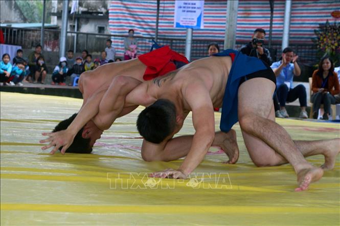 Võ sinh tranh tài ở nội dung vật dân tộc, hạng cân dưới 60 kg. Ảnh: Đại Nghĩa - TTXVN