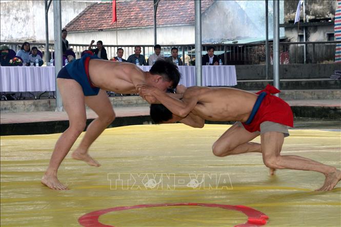 Võ sinh tranh tài ở nội dung vật dân tộc, hạng cân dưới 60 kg. Ảnh: Đại Nghĩa - TTXVN