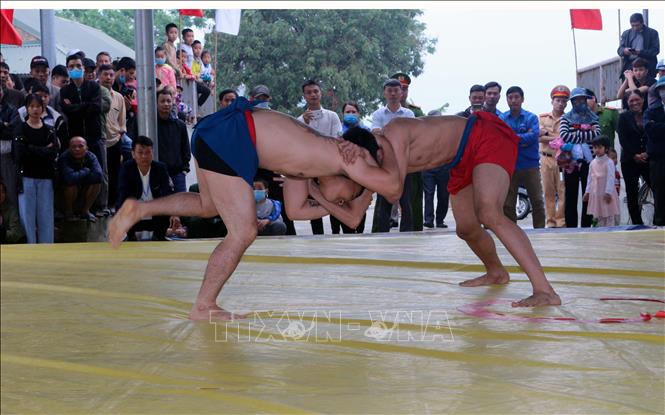Võ sinh tranh tài ở nội dung vật dân tộc, hạng cân dưới 60 kg. Ảnh: Đại Nghĩa - TTXVN