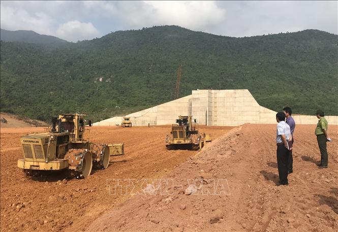 Thi công đập chặn dòng hồ chứa nước Mỹ Lâm. Ảnh: Phạm Cường-TTXVN