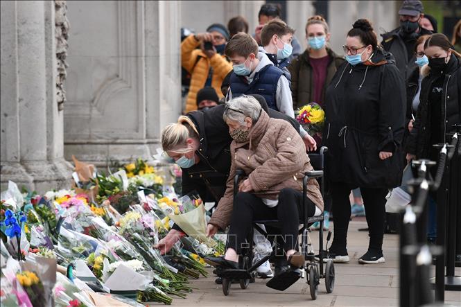 Trong ảnh: Người dân đặt hoa tưởng niệm Hoàng thân Philip dọc theo cổng Cung điện Buckingham ở London, Anh, ngày 9/4/2021. Ảnh: AFP/TTXVN