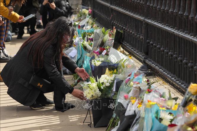 Trong ảnh: Người dân đặt hoa tưởng niệm Hoàng thân Philip dọc theo cổng Cung điện Buckingham ở London, Anh, ngày 9/4/2021. Ảnh: THX/TTXVN