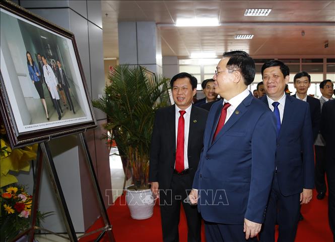Trong ảnh: Chủ tịch Quốc hội Vương Đình Huệ xem trưng trưng bày ảnh của Bệnh viện Hữu nghị Đa khoa Nghệ An. Ảnh: Doãn Tấn - TTXVN