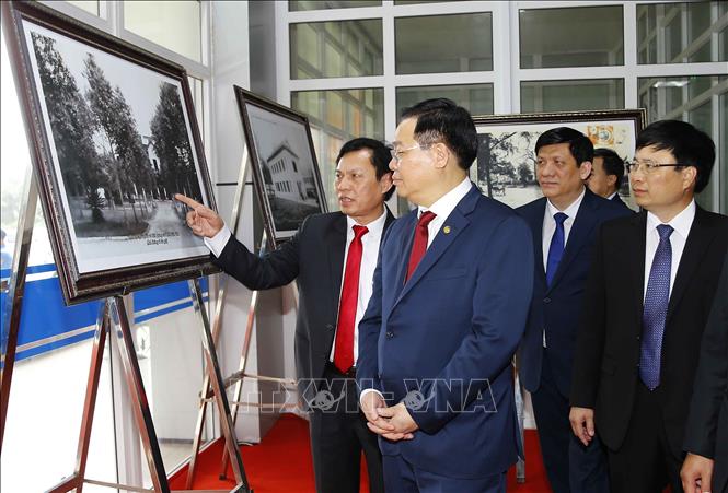 Trong ảnh: Chủ tịch Quốc hội Vương Đình Huệ xem trưng bày ảnh của Bệnh viện Hữu nghị Đa khoa Nghệ An. Ảnh: Doãn Tấn - TTXVN