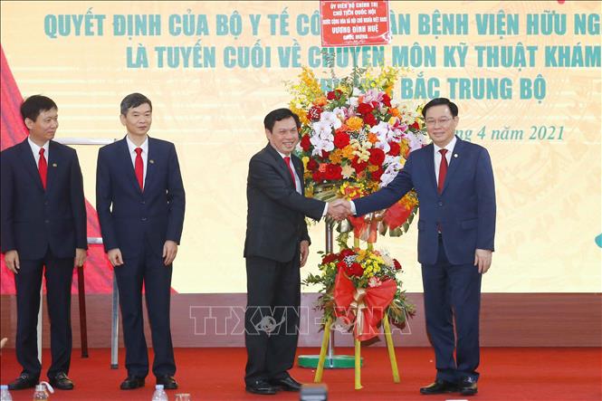 Trong ảnh: Chủ tịch Quốc hội Vương Đình Huệ tặng hoa chúc mừng Bệnh viện Hữu nghị Đa khoa Nghệ An. Ảnh: Doãn Tấn - TTXVN