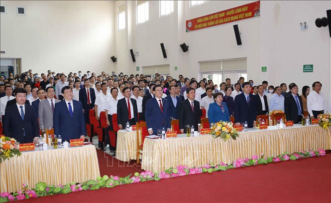 Trong ảnh: Chủ tịch Quốc hội Vương Đình Huệ và các đại biểu thực hiện nghi thức chào cờ tại buổi Lễ. Ảnh: Doãn Tấn - TTXVN