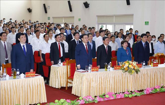 Trong ảnh: Chủ tịch Quốc hội Vương Đình Huệ và các đại biểu thực hiện nghi thức chào cờ tại buổi Lễ. Ảnh: Doãn Tấn - TTXVN