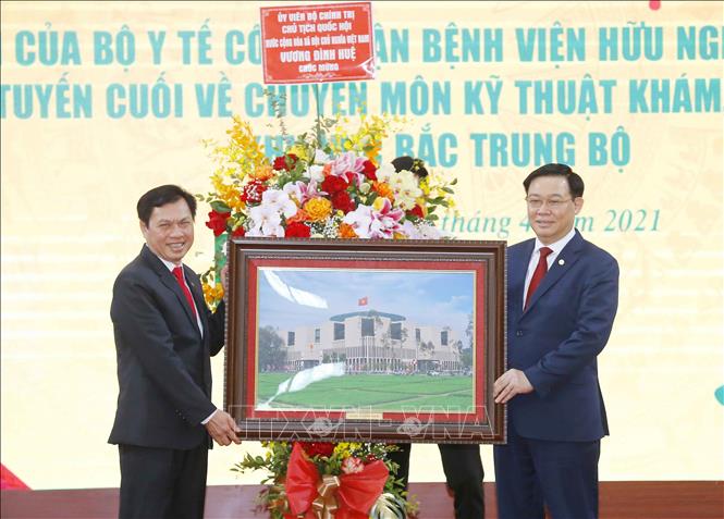 Trong ảnh: Chủ tịch Quốc hội Vương Đình Huệ tặng quà lưu niệm cho Bệnh viện Hữu nghị Đa khoa Nghệ An. Ảnh: Doãn Tấn - TTXVN