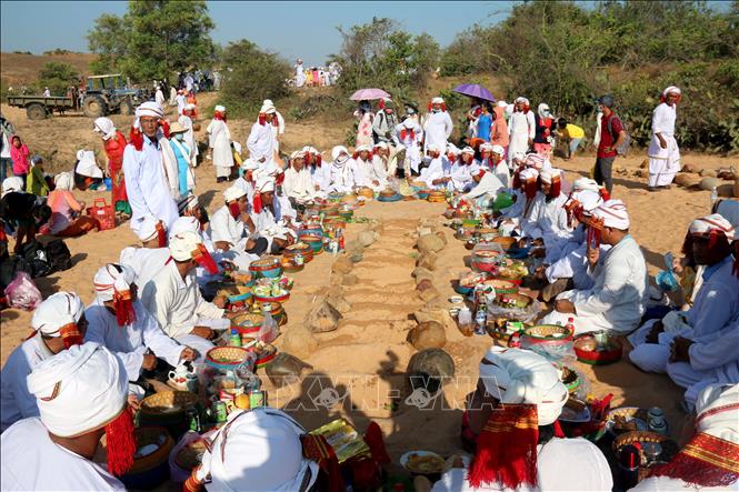 Trong ảnh: Thực hiện các nghi thức cúng trong Lễ tảo mộ của đồng bào Chăm ở Bình Thuận. Ảnh: Nguyễn Thanh - TTXVN