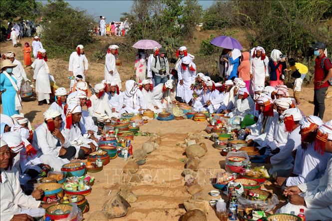 Trong ảnh: Thực hiện các nghi thức cúng trong Lễ tảo mộ của đồng bào Chăm ở Bình Thuận. Ảnh: Nguyễn Thanh - TTXVN