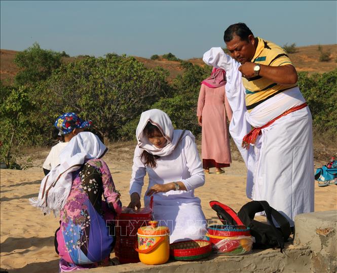Trong ảnh: Chuẩn bị đồ cúng và mặc đồ truyền thống để thực hiện Lễ tảo mộ. Ảnh: 
Nguyễn Thanh - TTXVN