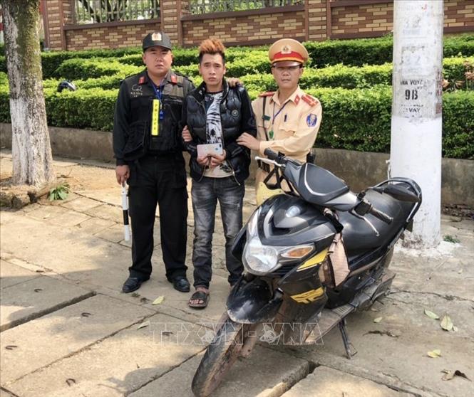 Đối tượng cùng tang vật tại thời điểm bị bắt giữ. Ảnh: TTXVN phát