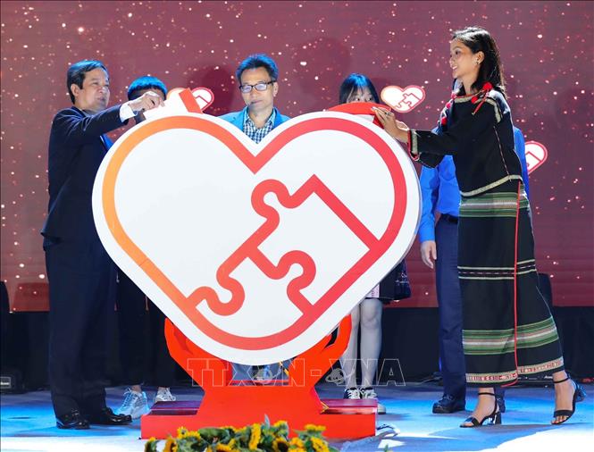Trong ảnh: Phó Thủ tướng Chính phủ Vũ Đức Đam cùng các đại biểu thực hiện nghi thức phát động chương trình “Điều ước cho em”. Ảnh: Thanh Tùng - TTXVN 