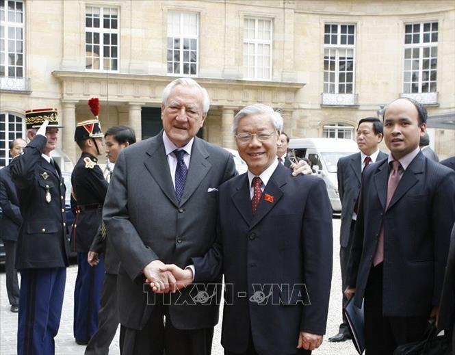 Trong ảnh: Chủ tịch Thượng viện Christian Poncelet đón Chủ tịch Quốc hội Nguyễn Phú Trọng thăm chính thức Cộng hòa Pháp, ngày 25/6/2008. Ảnh: Trí Dũng – TTXVN