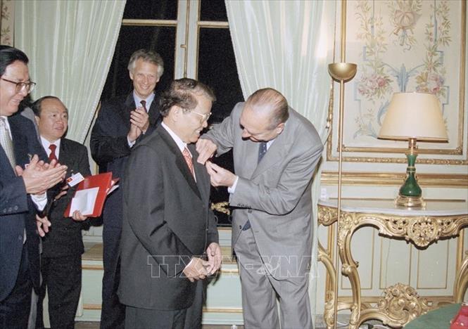 Trong ảnh: Ngày 28/10/2002, tại Điện Élysée ở thủ đô Paris, Tổng thống Pháp Jacques Chirac trao tặng Huân chương Bắc Đẩu bội tinh hạng Nhất của Nhà nước Pháp cho Chủ tịch nước Trần Đức Lương. Ảnh: Nguyễn Khang - TTXVN