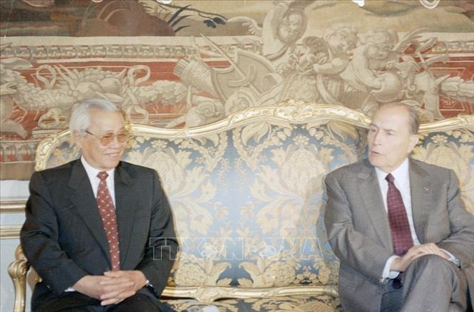 Trong ảnh: Ngày 25/6/1993, tại Điện Élysée ở thủ đô Paris, Tổng thống Pháp Francois Mitterrand tiếp Thủ tướng Võ Văn Kiệt dẫn đầu Đoàn đại biểu Chính phủ Việt Nam thăm chính thức Pháp từ 23 - 28/6/1993. Ảnh: Minh Đạo - TTXVN