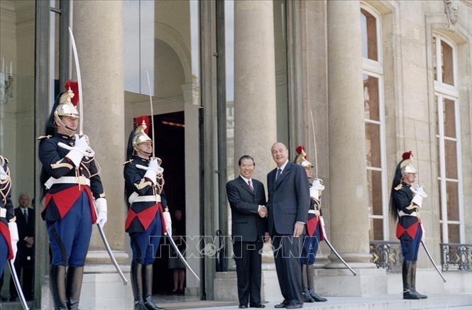Trong ảnh: Ngày 7/6/2005, tại Điện Elysee ở thủ đô Paris,Tổng thống Jacques Chirac đón Tổng Bí thư Nông Đức Mạnh thăm chính thức Cộng hòa Pháp. Ảnh: Xuân Tuân - TTXVN